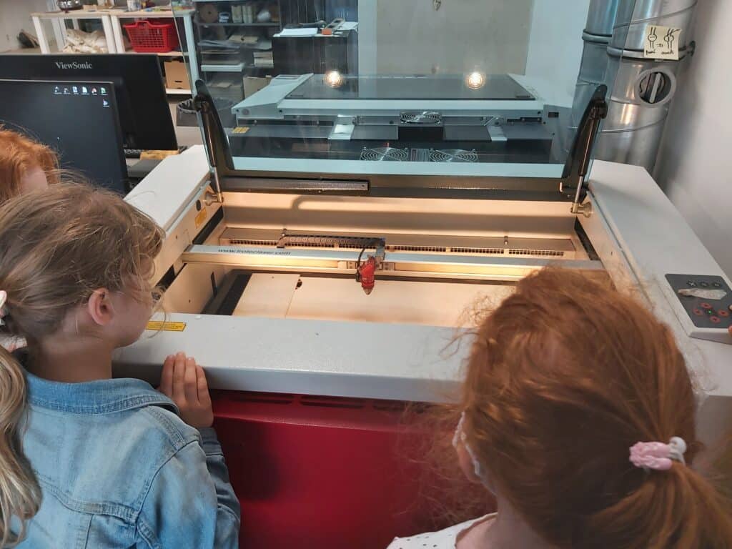 Comprendre les bases de la découpeuse laser et réaliser son premier projet en bois