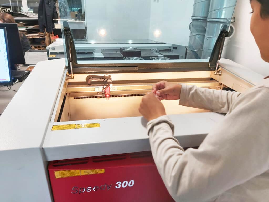 Apprenez à utiliser la découpeuse et graveuse laser en créant une plaque avec votre prénom en plusieurs couches