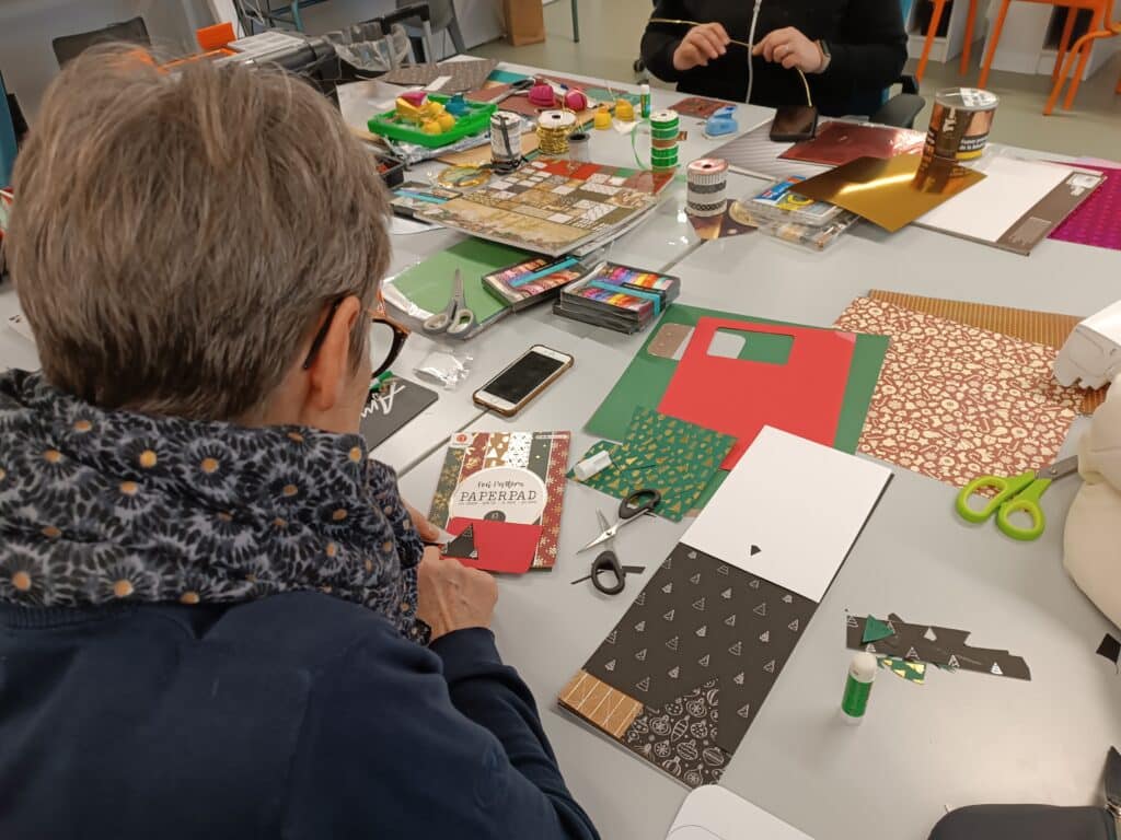 Plotter de découpe en main, shaker card en création