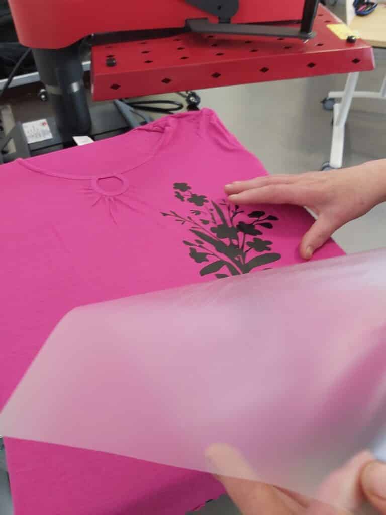 Tote bag stylé avec le plotter de découpe et le flocage