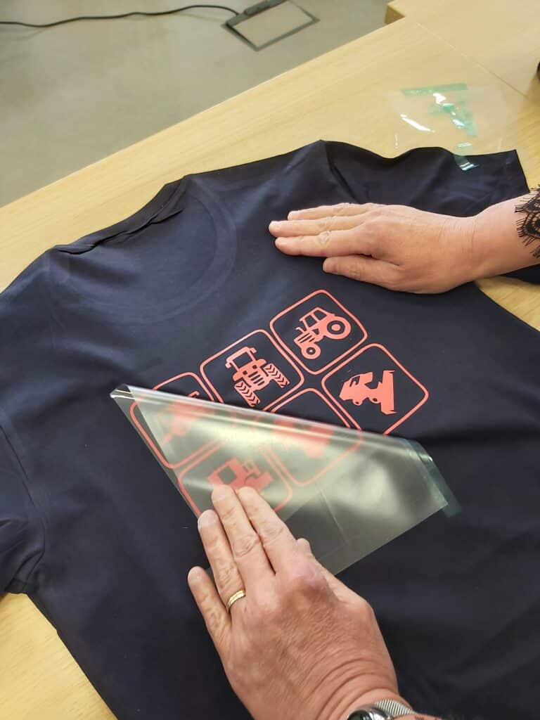 Personnalisation d’un t-shirt en utilisant la technique du flocage