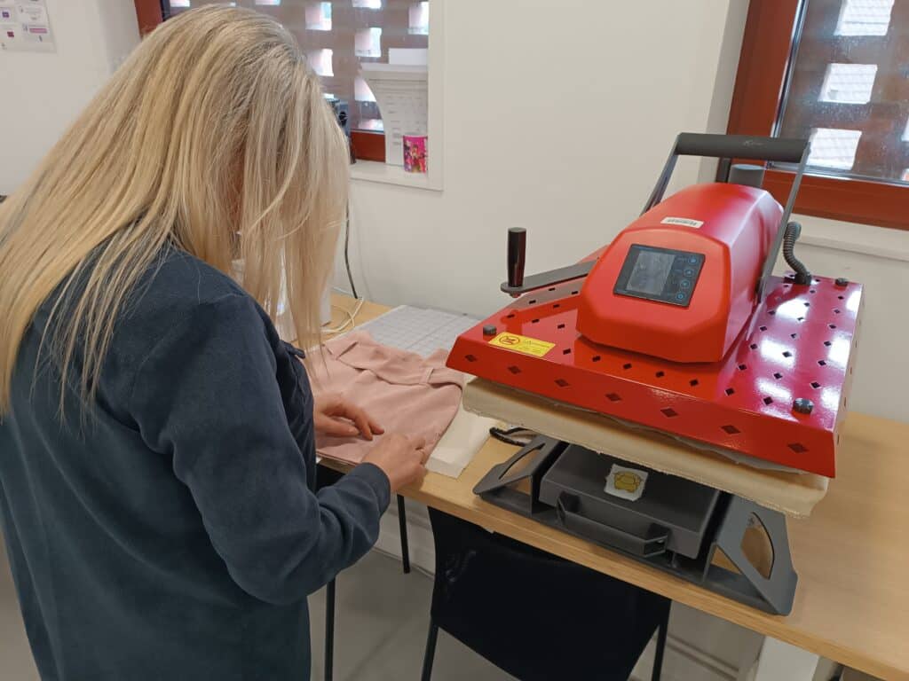 Découper au plotter, floquer et porter